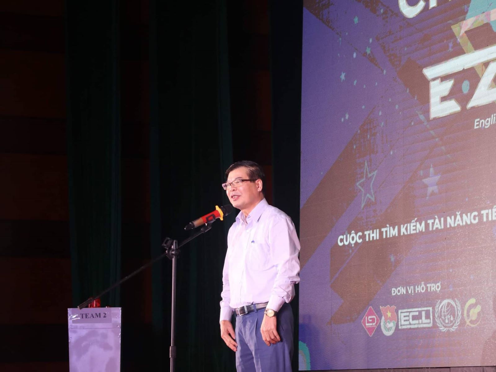 Thầy Trần Quang Huy phát biểu trong Đêm Chung kết E-ZONE 2019