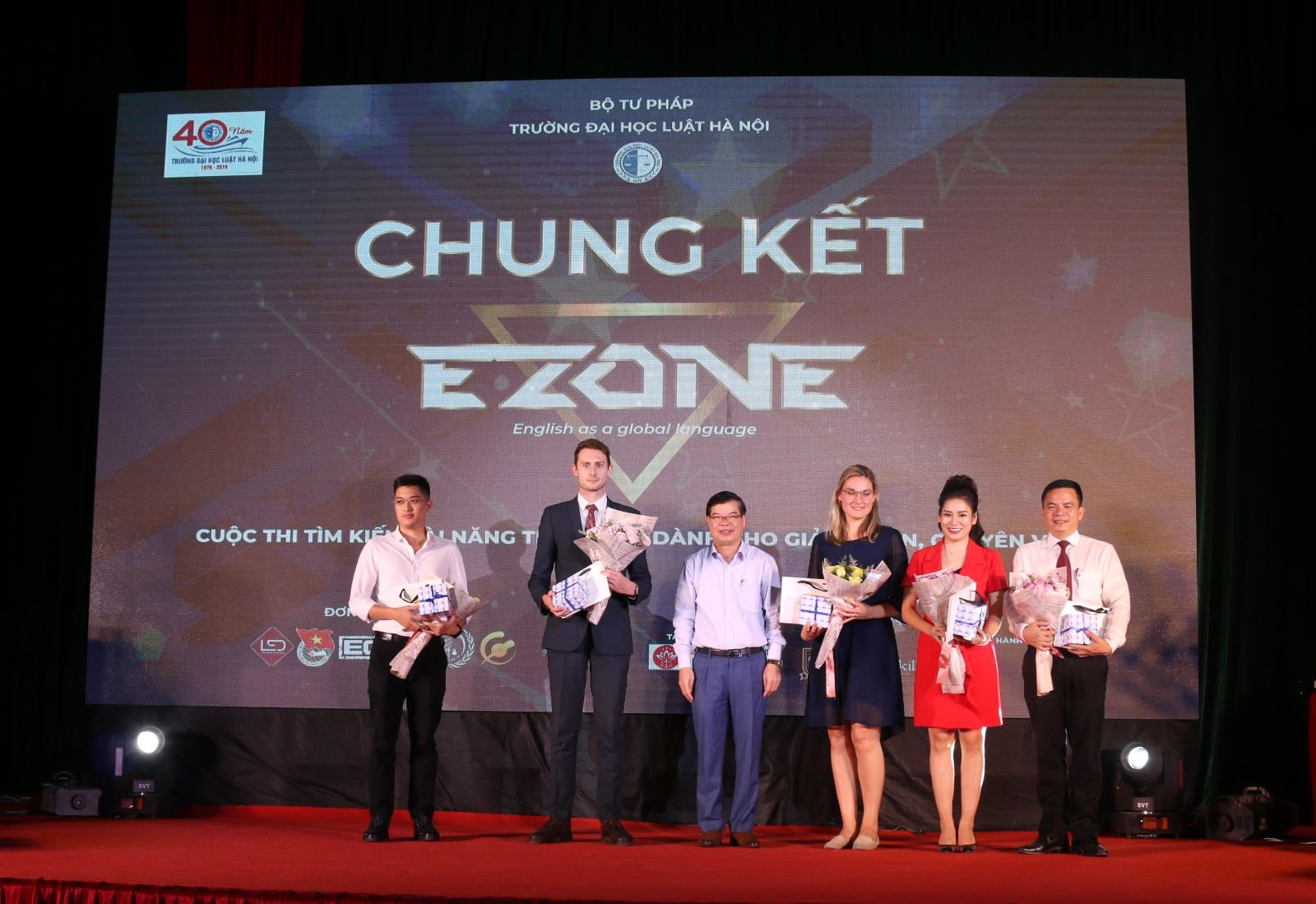 Thầy Trần Quang Huy tặng hoa cho Ban giám khảo của cuộc thi 